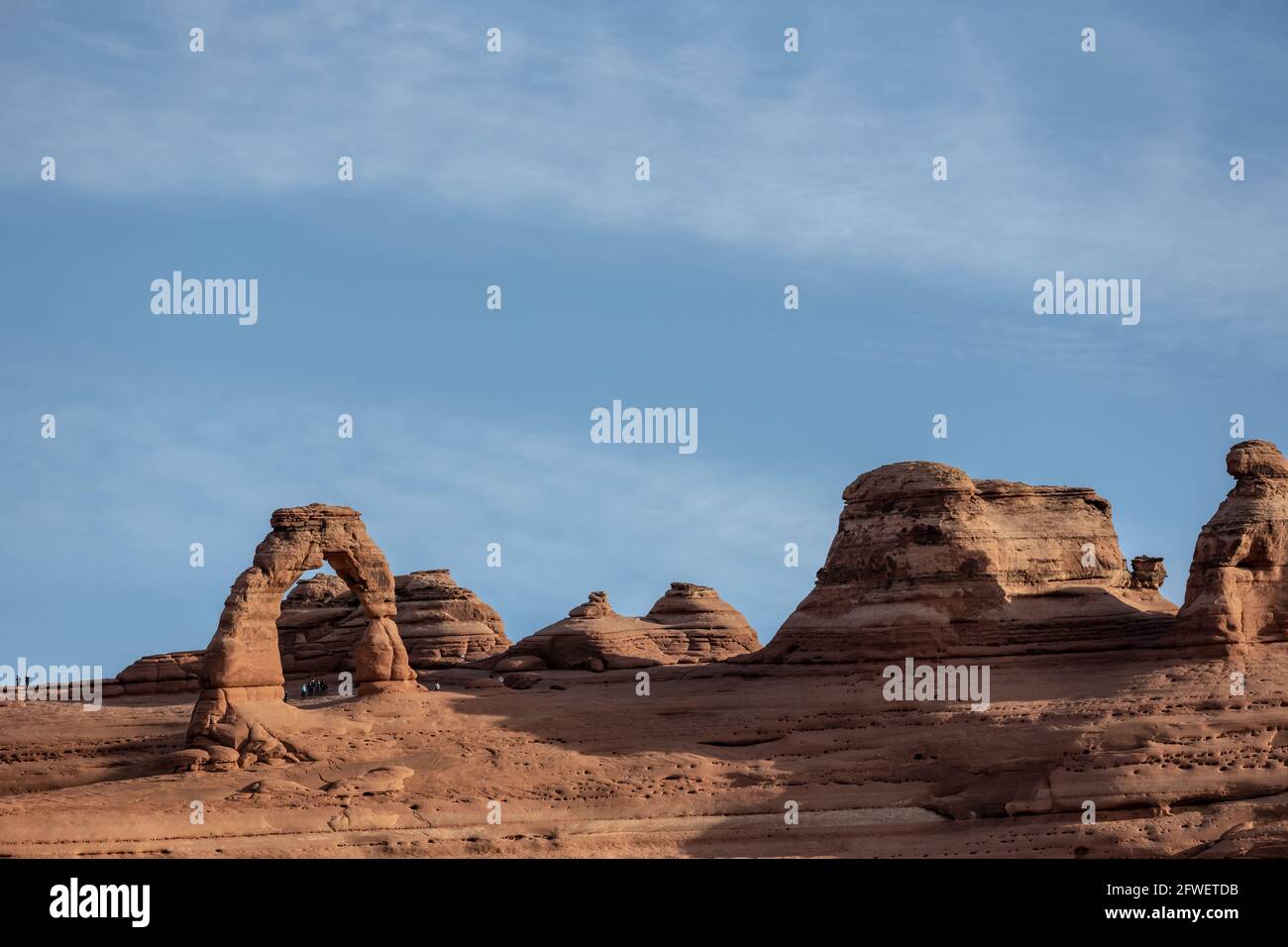 Guardando in alto gli escursionisti che si riuniscono sotto l'Arco delicato dal ovelook inferiore Foto Stock
