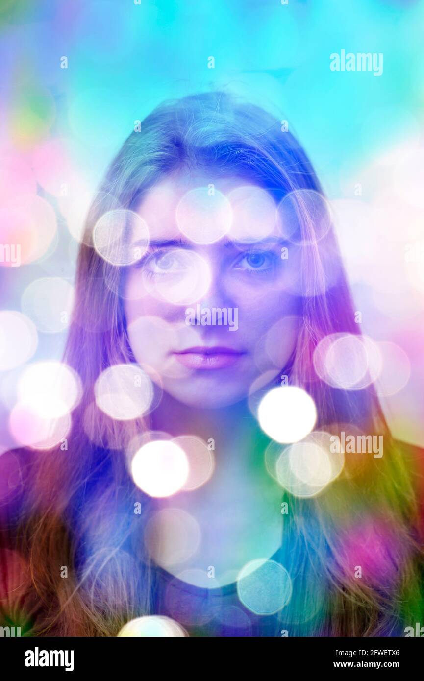 ritratto di una giovane donna con effetto bokeh Foto Stock