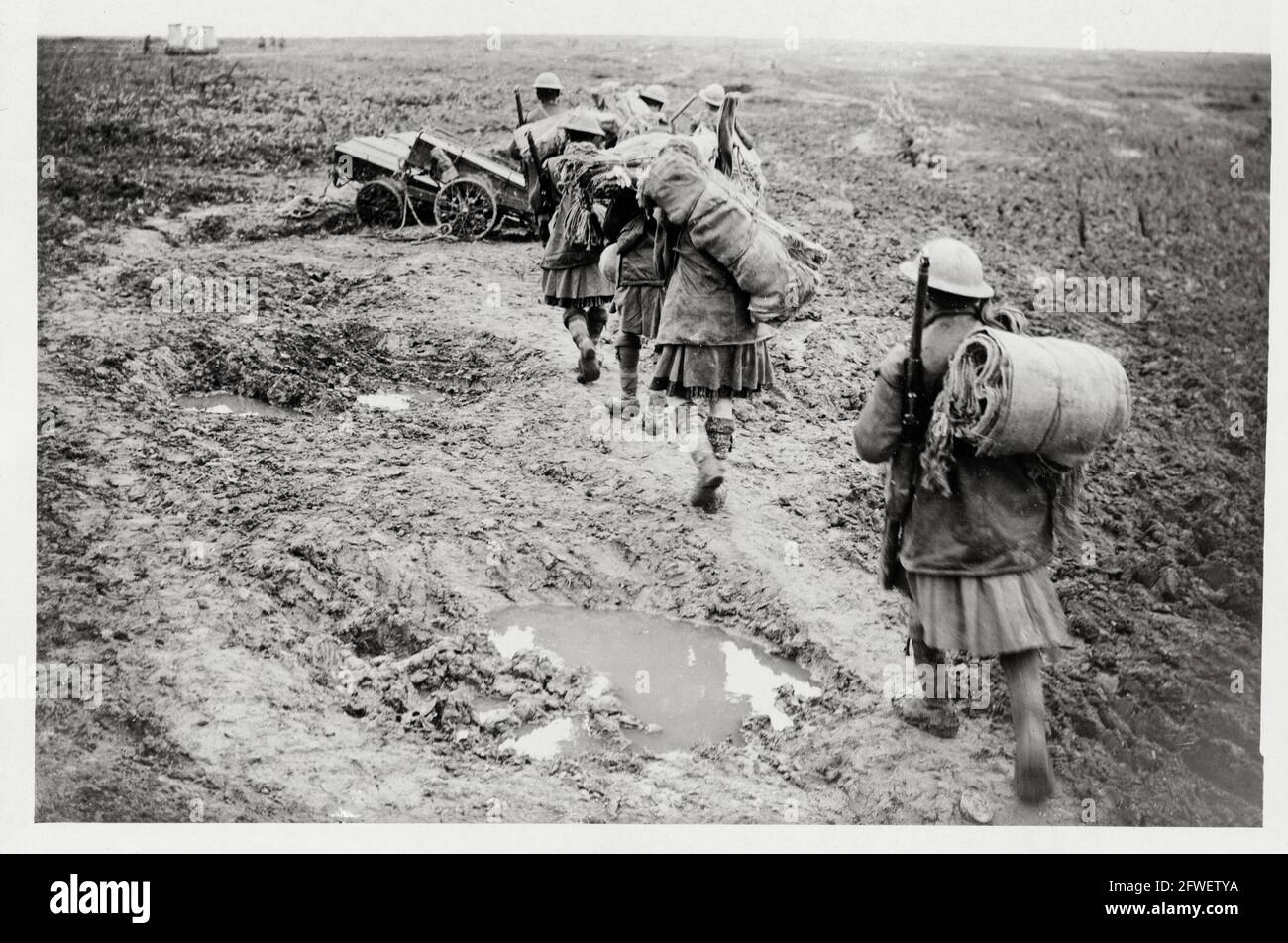 Prima guerra mondiale, prima guerra mondiale, fronte occidentale - uomini che prendono i sandbags fino alla parte anteriore, Francia Foto Stock