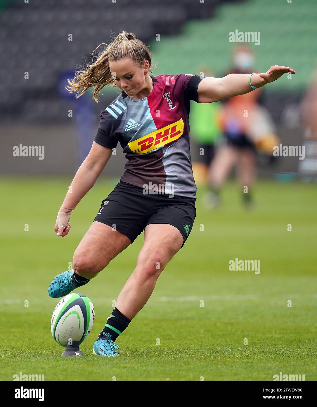 Harlequins Ellie Green dà il via a una conversione durante la partita semifinale di Allianz Premier 15s a Twickenham Stoop, Londra. Data immagine: Sabato 22 maggio 2021. Foto Stock