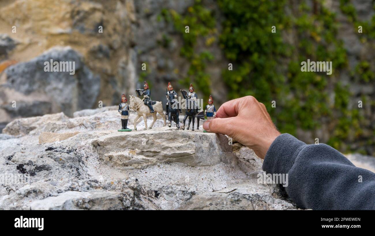 Gioca con i soldati giocattolo in un ambiente naturale Foto Stock