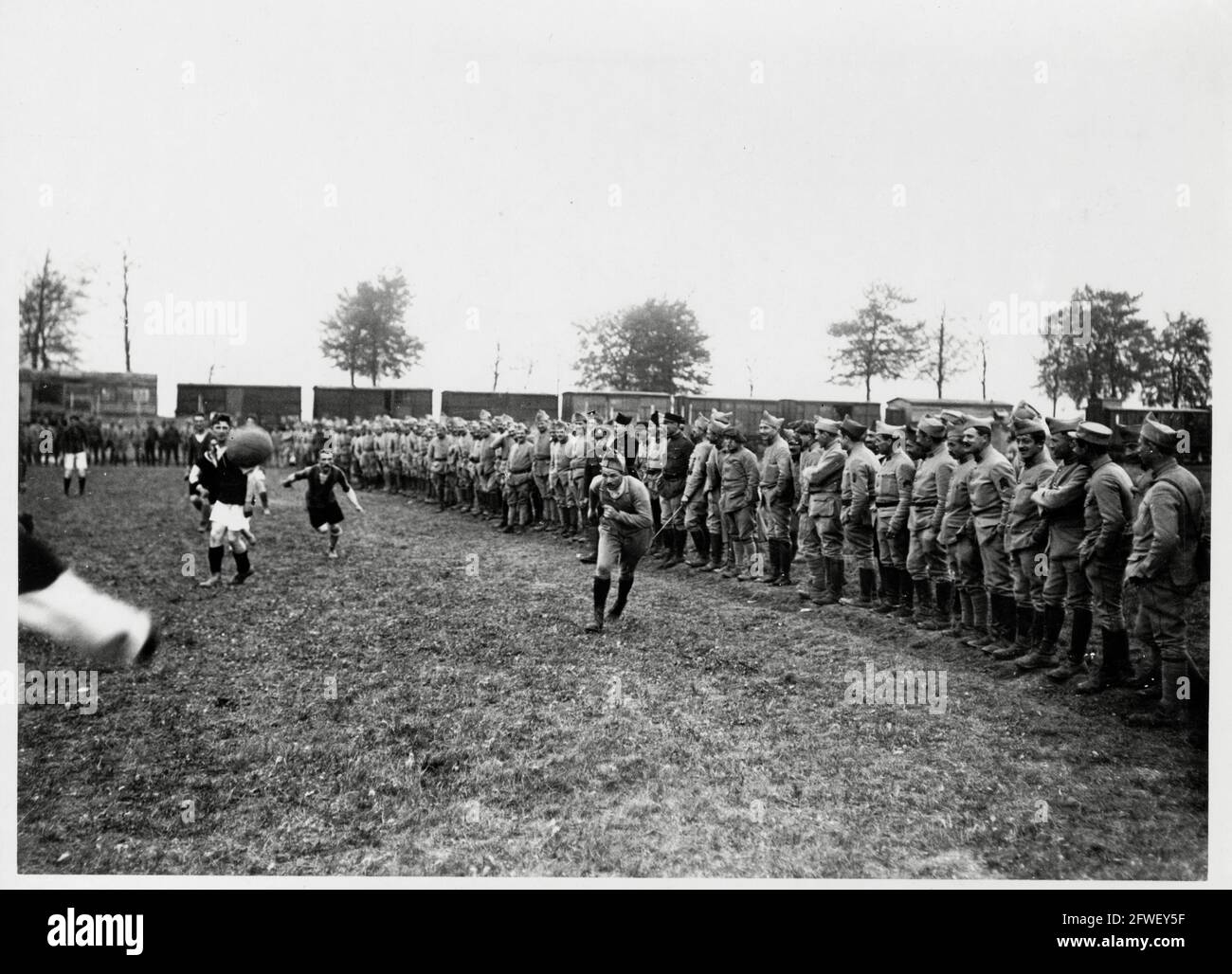 World War One, WWI, Western Front - spettatori che guardano una partita di calcio tra soldati britannici e francesi, Francia Foto Stock