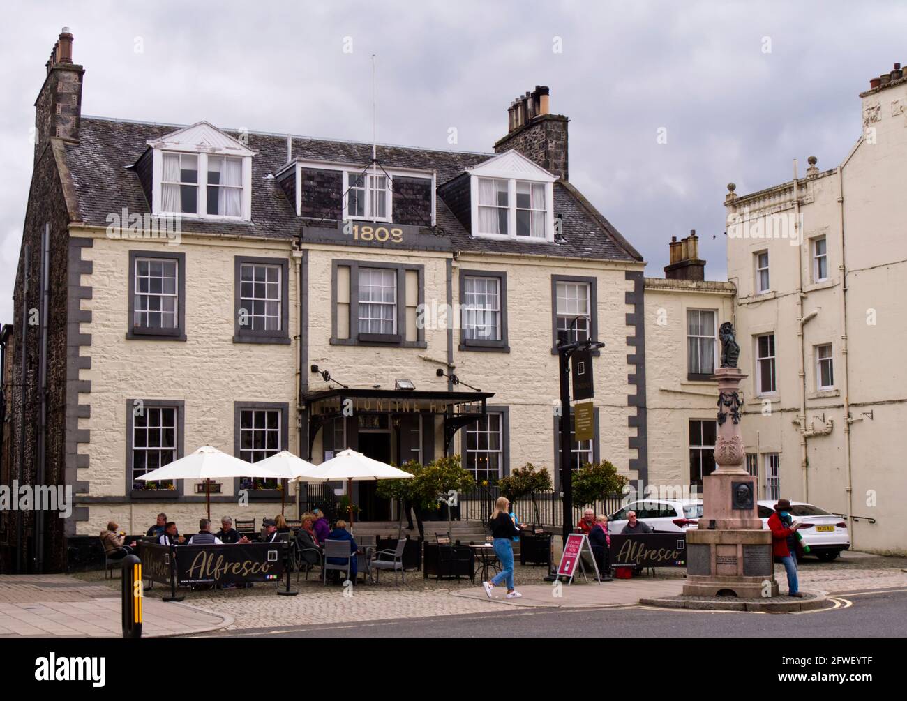 La gente siede fuori dall'hotel Tontine, Peebles, Scottish Borders, Scotland, UK Foto Stock