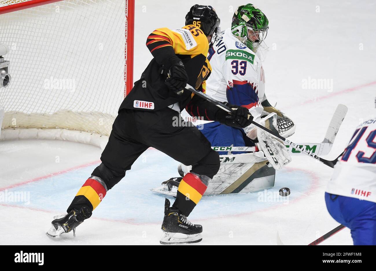 Riga, Lettonia. 22 maggio 2021. Il portiere norvegese Henrik Haukeland (R) cerca di risparmiare durante la partita del Gruppo B tra Norvegia e Germania al campionato mondiale di hockey su ghiaccio IIHF 2021 a riga, Lettonia, il 22 maggio 2021. Credit: Edijs Palens/Xinhua/Alamy Live News Foto Stock