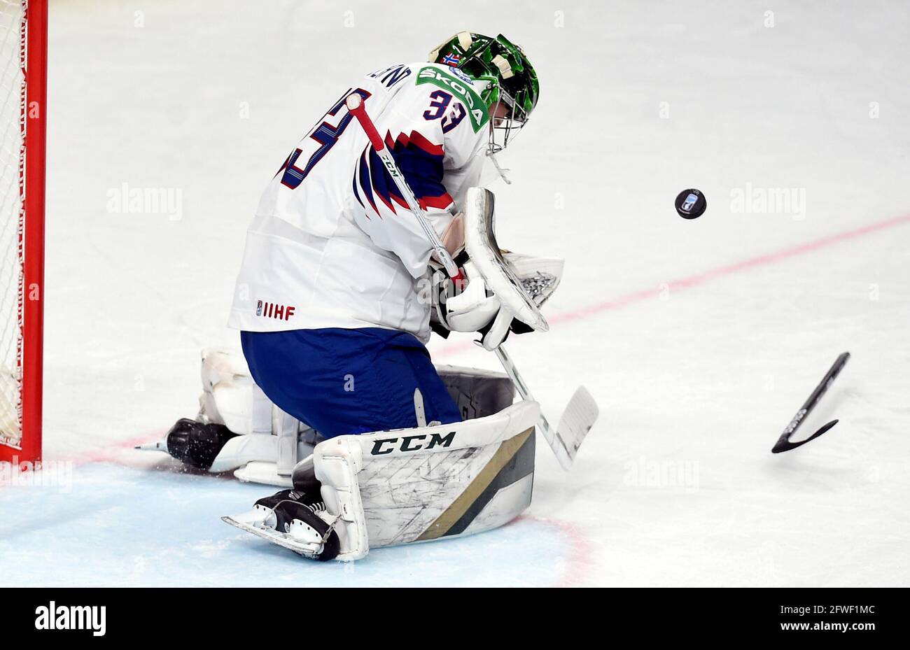 Riga, Lettonia. 22 maggio 2021. Il portiere norvegese Henrik Haukeland cerca di risparmiare durante la partita del Gruppo B tra Norvegia e Germania al Campionato del mondo di hockey su ghiaccio IIHF 2021 a riga, Lettonia, 22 maggio 2021. Credit: Edijs Palens/Xinhua/Alamy Live News Foto Stock