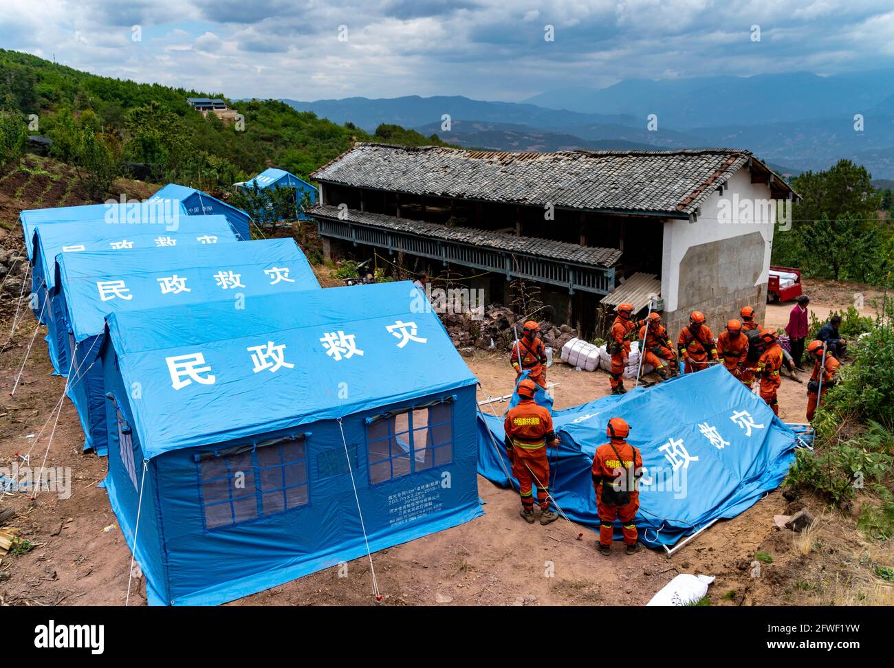(210522) -- YANGBI, 22 maggio 2021 (Xinhua) -- i soccorritori costruiscono rifugi nel villaggio di Xiuling della Contea Autonoma di Yangbi Yi, provincia di Yunnan, 22 maggio 2021. Quattro terremoti di oltre 5.0 magnitudo hanno colpito la Contea Autonoma di Yangbi Yi nella Prefettura Autonoma di Dali Bai di Yunnan dalle 11 alle 22.00 venerdì ora di Pechino. I tremori sono stati avvertiti in tutte e 12 le contee e le città della prefettura, con Yangbi che è la più colpita. Finora, oltre 16,200 soccorritori e materiali di soccorso, comprese tende e beni di consumo quotidiano, sono stati spediti nell'area del terremoto. Oltre 22 milioni di yuan (circa 3.4 milioni Foto Stock