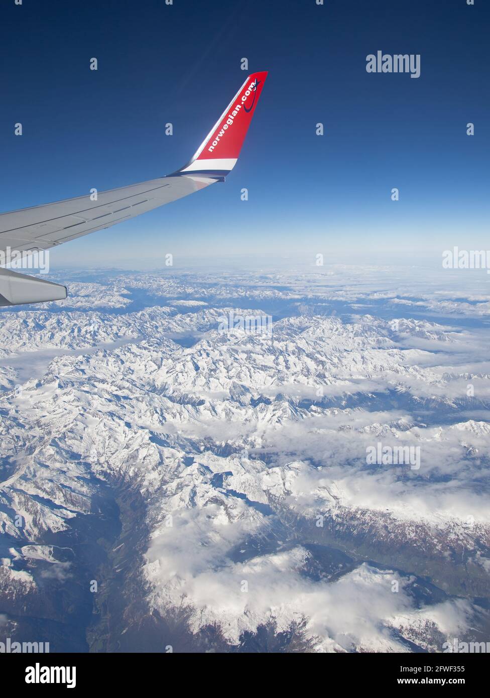 Aereo da compagnie aeree norvegesi sopra le alpi. Foto Stock