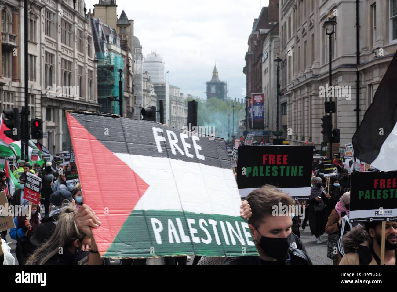 Londra, Regno Unito. 22 maggio 2021. Grande protesta palestinese libera passando da Trafalgar Square nel centro di Londra. Andrew Steven Graham/Alamy Live News Foto Stock