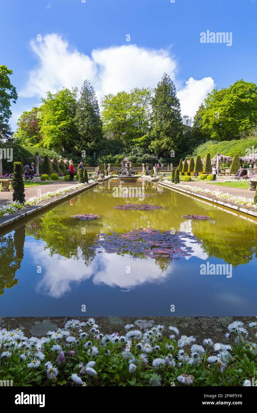 Il giardino italiano a Compton Acres Gardens, Canford Cliffs, Poole, Dorset UK nel mese di maggio Foto Stock