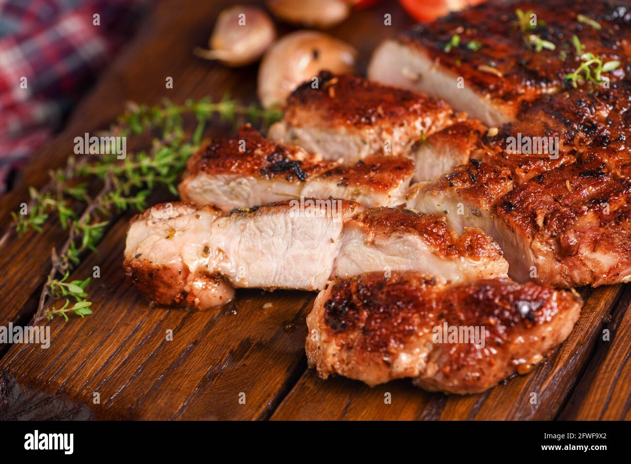 Bistecca di maiale fritta a fette su un tavolo di legno per servire Foto Stock