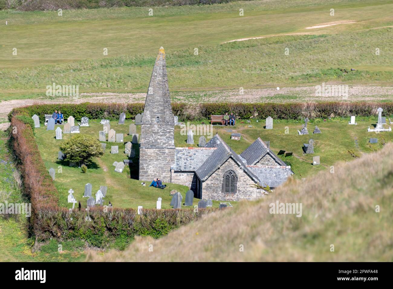 Chiesa di Sant'Enodoc, luogo di riposo finale di Sir John Betjeman nella Cornovaglia settentrionale di Wadbridge. Foto Stock