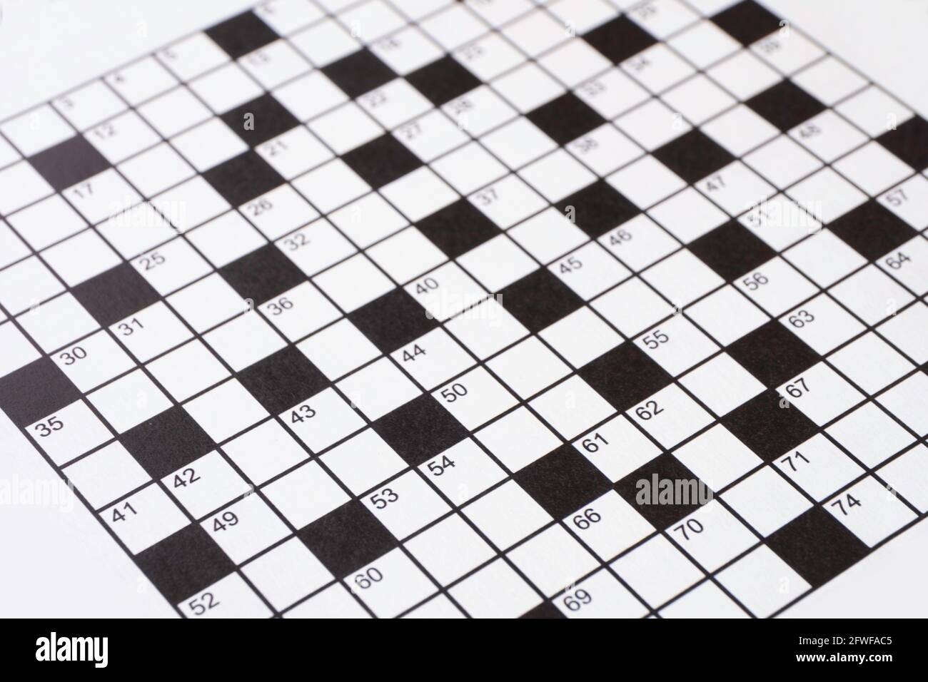 Crossword in bianco e nero su un giornale. Profondità di campo ridotta Foto Stock