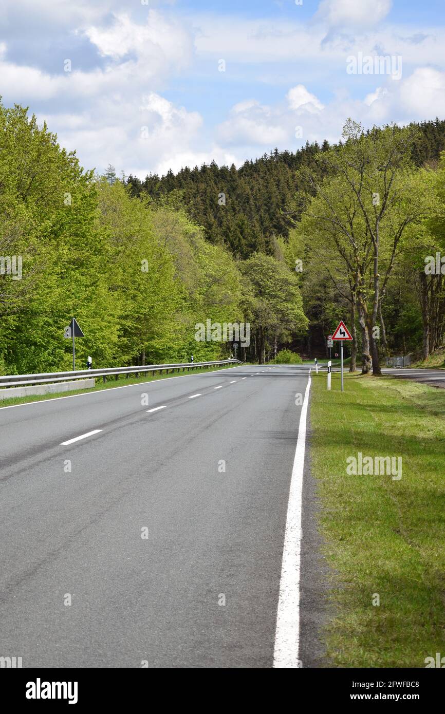 Strada di campagna che attraversa Nordschleife Foto Stock