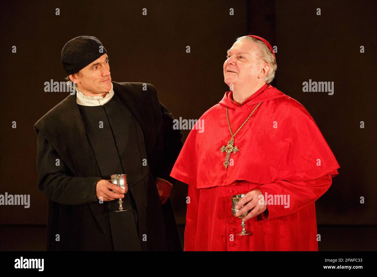 l-r: Ben Miles (Thomas Cromwell), Paul Jesson (Cardinal Wolsey) in WOLF HALL di Hilary Mantel presso la Royal Shakespeare Company (RSC), Swan Theatre, Stratford-upon-Avon, Inghilterra 08/01/2014 adattato per la scena da Mike Poulton design: Christopher Oram illuminazione: Paule Constable regista: Jeremy Herrin Foto Stock