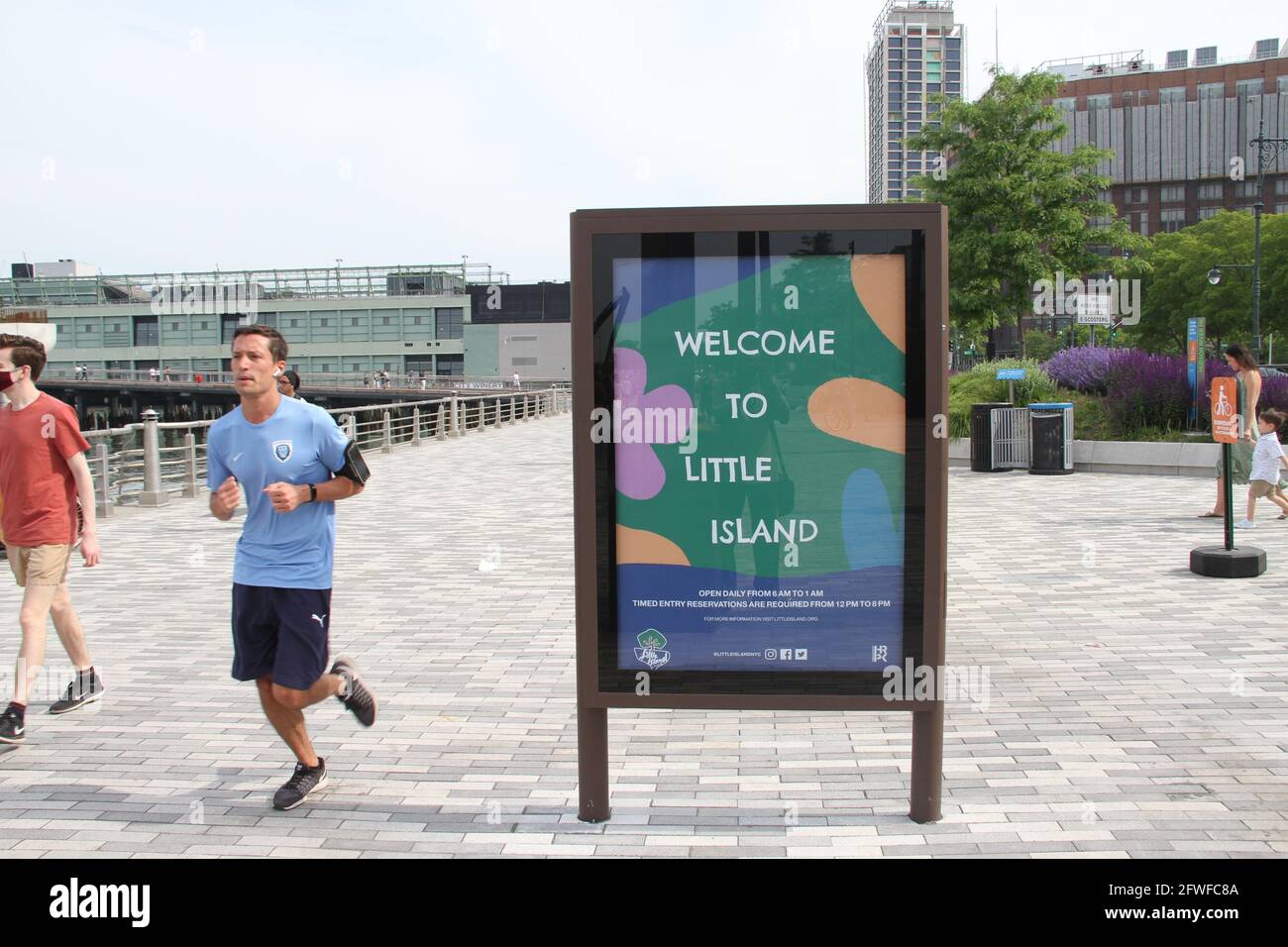 22 maggio 2021, New York, USA: (NEW) Little Island UNA New Public Attraction a New York . 22 maggio 2021, New York, Stati Uniti: Little Island, situata sul fiume Hudson, è stata aperta venerdì 21 ed è un parco pubblico che offre svago tra natura e arte e una pausa dalla vita urbana e un collegamento con spontaneità e gioia per i visitatori di Hudson Park, New York City. E' aperto dalle 6.00 all'01.00. La costruzione dell'isola è stata resa possibile con la donazione di 260 milioni di dollari da parte del miliardario Barry Diller. L'isola è oggi affollata e non c'è l'uso obbligatorio di maschere. Credito: Nyi Fote /Thene Foto Stock