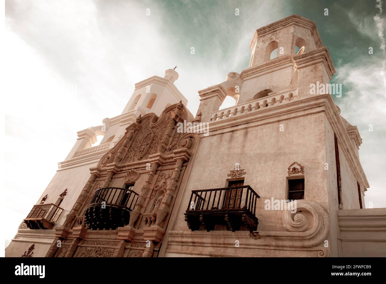 La storica chiesa della missione di San Xavier del Bac vicino a Tucson, Arizona. Foto Stock