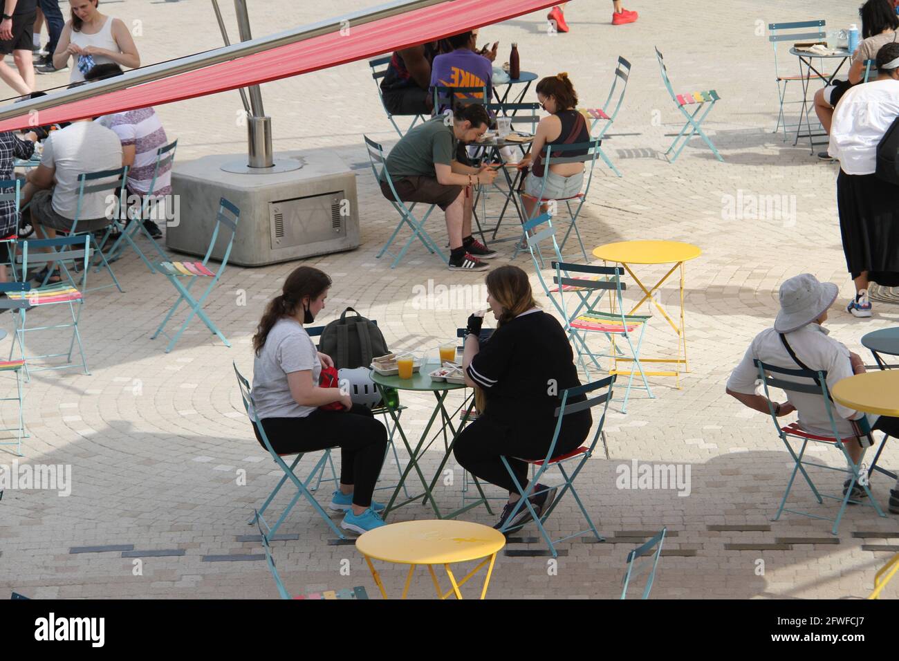 22 maggio 2021, New York, USA: (NEW) Little Island UNA New Public Attraction a New York . 22 maggio 2021, New York, Stati Uniti: Little Island, situata sul fiume Hudson, è stata aperta venerdì 21 ed è un parco pubblico che offre svago tra natura e arte e una pausa dalla vita urbana e un collegamento con spontaneità e gioia per i visitatori di Hudson Park, New York City. E' aperto dalle 6.00 all'01.00. La costruzione dell'isola è stata resa possibile con la donazione di 260 milioni di dollari da parte del miliardario Barry Diller. L'isola è oggi affollata e non c'è l'uso obbligatorio di maschere. Credito: Nyi Fote /Thene Foto Stock