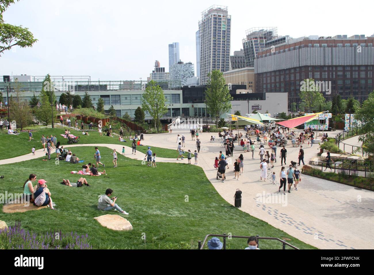 22 maggio 2021, New York, USA: (NEW) Little Island UNA New Public Attraction a New York . 22 maggio 2021, New York, Stati Uniti: Little Island, situata sul fiume Hudson, è stata aperta venerdì 21 ed è un parco pubblico che offre svago tra natura e arte e una pausa dalla vita urbana e un collegamento con spontaneità e gioia per i visitatori di Hudson Park, New York City. E' aperto dalle 6.00 all'01.00. La costruzione dell'isola è stata resa possibile con la donazione di 260 milioni di dollari da parte del miliardario Barry Diller. L'isola è oggi affollata e non c'è l'uso obbligatorio di maschere. Credito: Nyi Fote /Thene Foto Stock