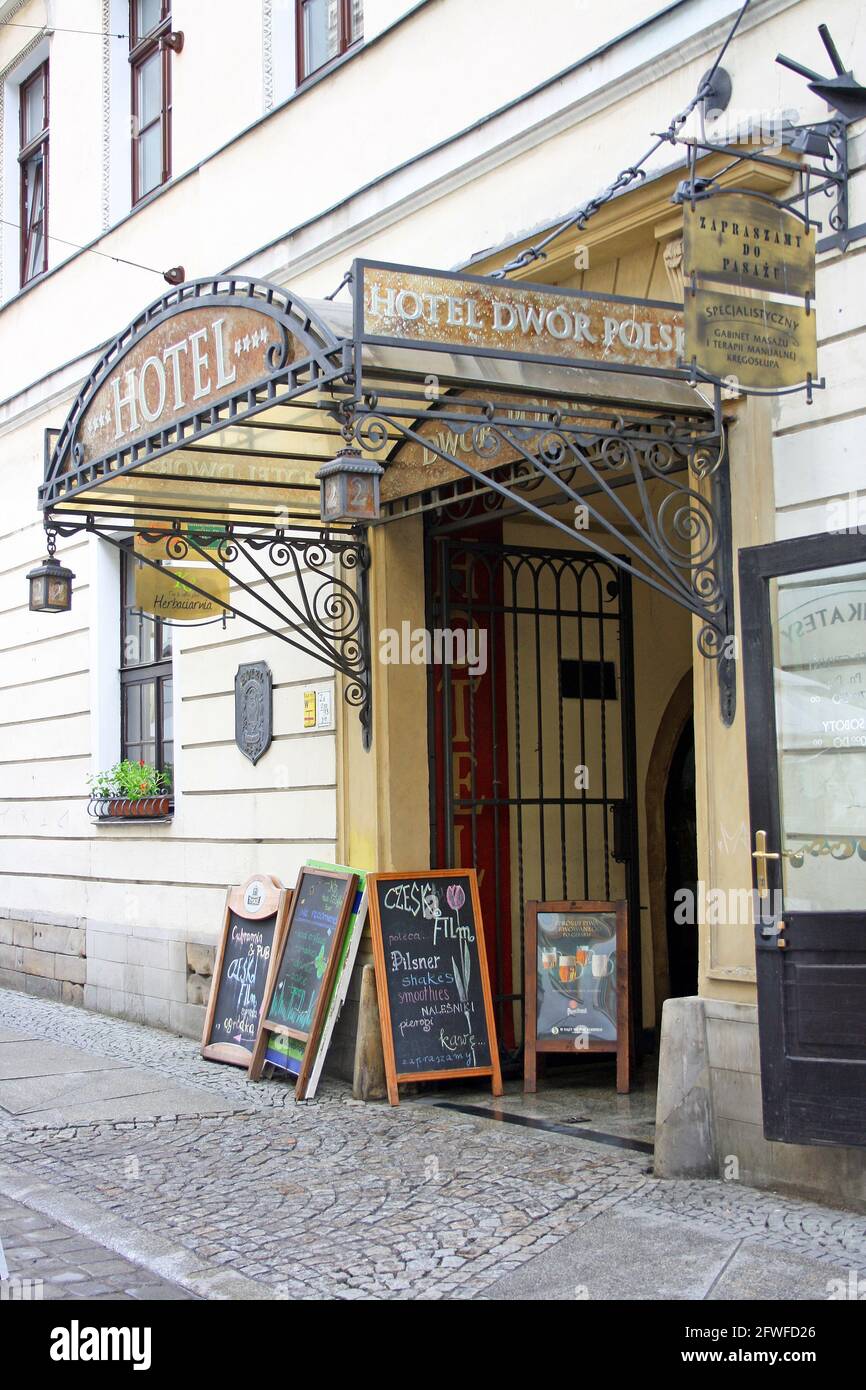 L'ingresso della strada all'Hotel Dwor Polski, in una strada del XVI secolo a Breslavia, Polonia, con una piuttosto dispari baldacchino smaltato con un acciaio verniciato nero Foto Stock
