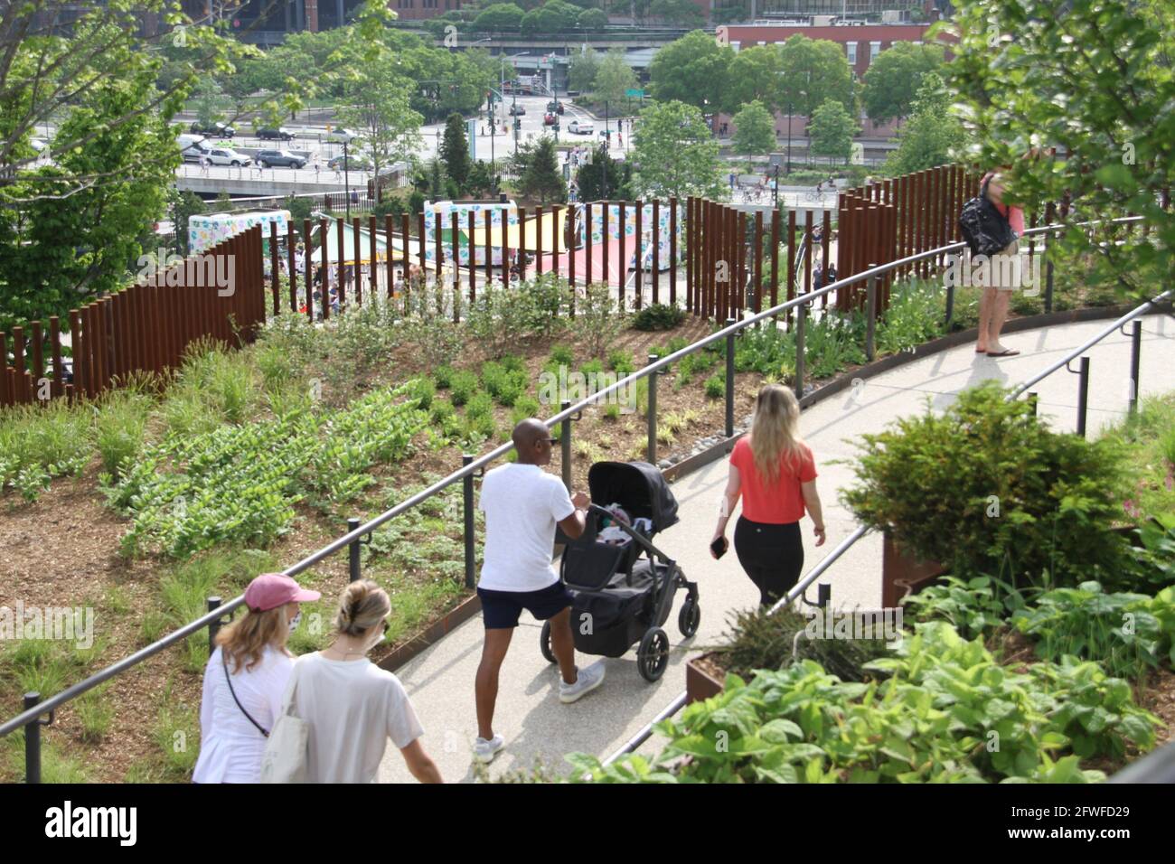 22 maggio 2021, New York, USA: (NEW) Little Island UNA New Public Attraction a New York . 22 maggio 2021, New York, Stati Uniti: Little Island, situata sul fiume Hudson, è stata aperta venerdì 21 ed è un parco pubblico che offre svago tra natura e arte e una pausa dalla vita urbana e un collegamento con spontaneità e gioia per i visitatori di Hudson Park, New York City. E' aperto dalle 6.00 all'01.00. La costruzione dell'isola è stata resa possibile con la donazione di 260 milioni di dollari da parte del miliardario Barry Diller. L'isola è oggi affollata e non c'è l'uso obbligatorio di maschere. Credito: Nyi Fote /Thene Foto Stock