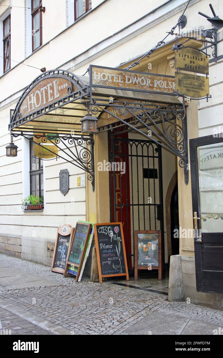 L'ingresso della strada all'Hotel Dwor Polski, in una strada del XVI secolo a Breslavia, Polonia, con una piuttosto dispari baldacchino smaltato con un acciaio verniciato nero Foto Stock