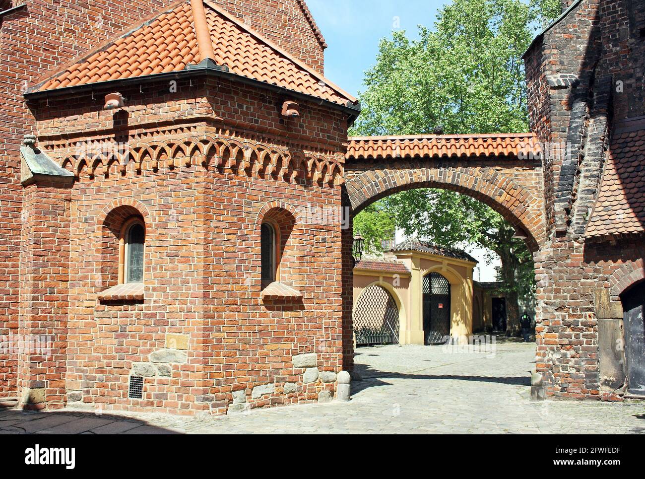 Un gruppo di edifici in mattoni di varie date, alcuni raggruppati intorno ad un cortile nel quartiere della cattedrale di Wroclaw, Polonia, per scopi religiosi educativi Foto Stock