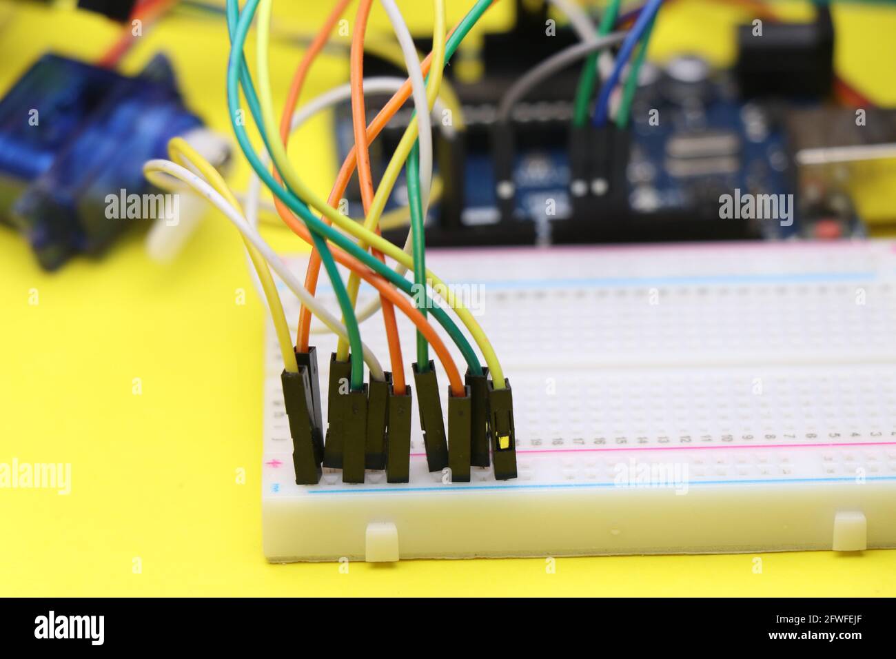 Primo piano della scheda di navigazione con collegamento dei ponticelli. Progetto di prototipazione elettronica illustrato utilizzando collegamenti a breadboard e a filo Foto Stock