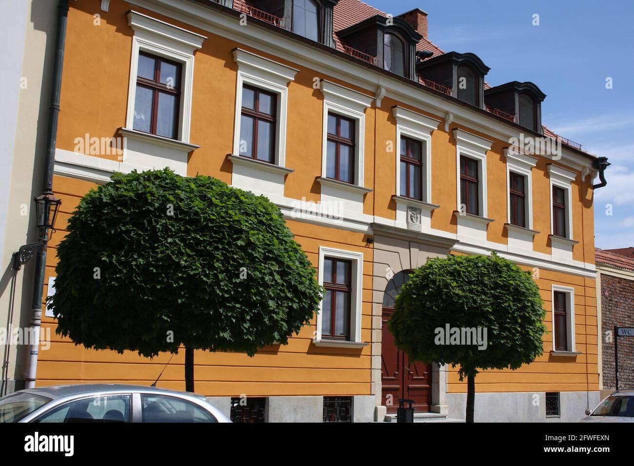 Le sei torri residenziali della tenuta Plac Grunwaldski di Wroclaw, Polonia, costruite in uno stile brutale e permise di decadere (visto nel 2014) da allora Foto Stock