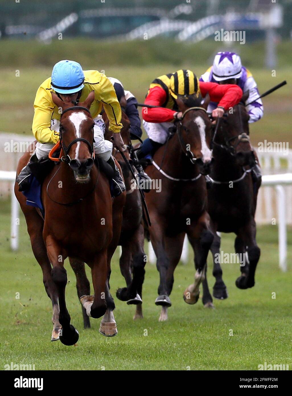 Epona gioca guidato da Billy Lee (a sinistra) sulla loro strada per vincere i Lanwades Stud Stakes durante il giorno uno del Tattersals Irish Guineas Festival presso l'ippodromo di Curragh. Data immagine: Sabato 22 maggio 2021. Foto Stock