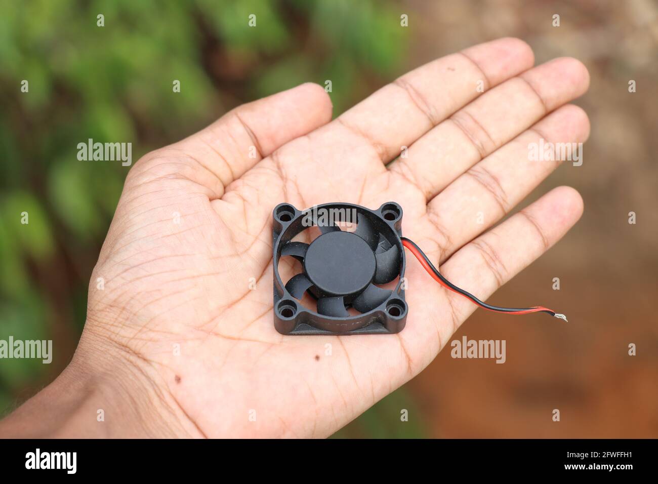 La ventola del Mini pc è chiamata anche ventola della cpu utilizzata nel raffreddamento delle schede per notebook in mano. Ventola CPU di ricambio Foto Stock