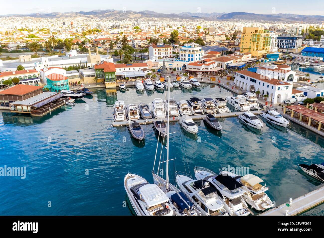Caffè e ristoranti sul lungomare nel porto turistico di Limassol, vista aerea Foto Stock