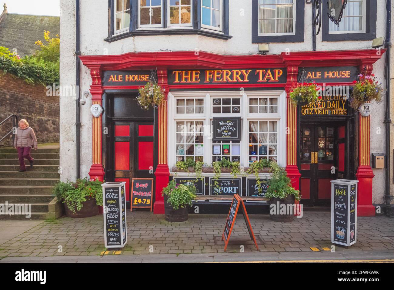 Queensferry, Regno Unito - 3 ottobre 2016: The Ferry Tap, un caratteristico pub inglese tradizionale locale al quartiere South Queensferry fuori Edimburgo, Scozia Foto Stock