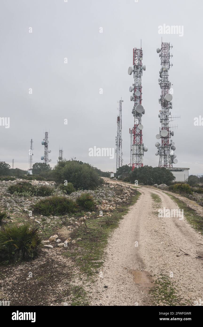 Immagine verticale delle antenne di comunicazione sul supporto Subasio Foto Stock