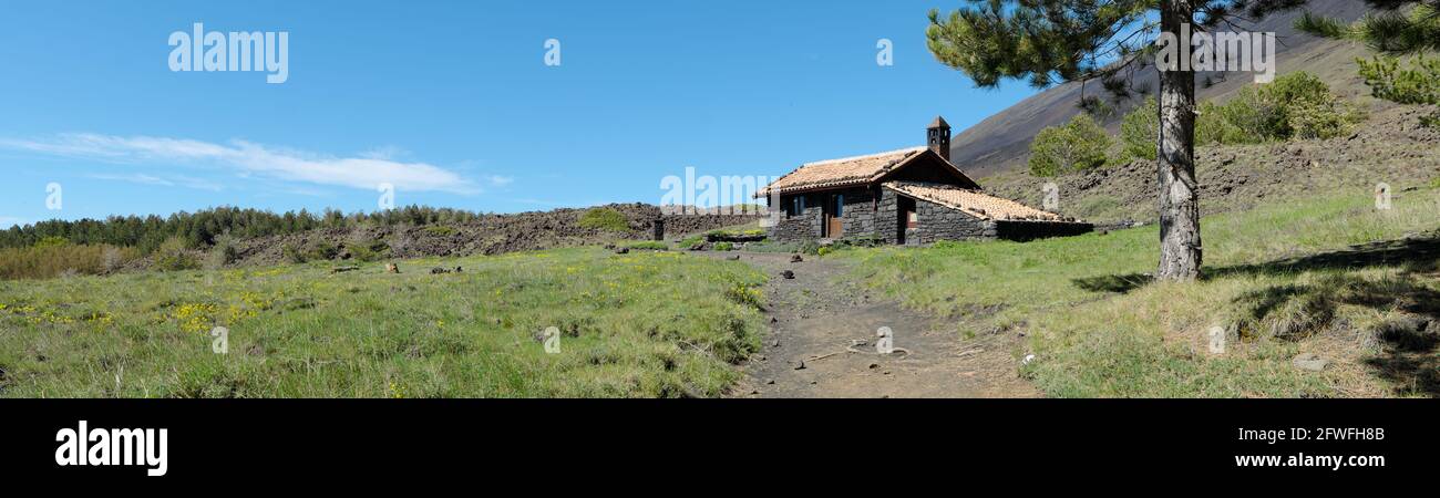 Vista panoramica rifugio di montagna in Sicilia casa in pietra a secco di Architettura tradizionale nel Parco dell'Etna Foto Stock