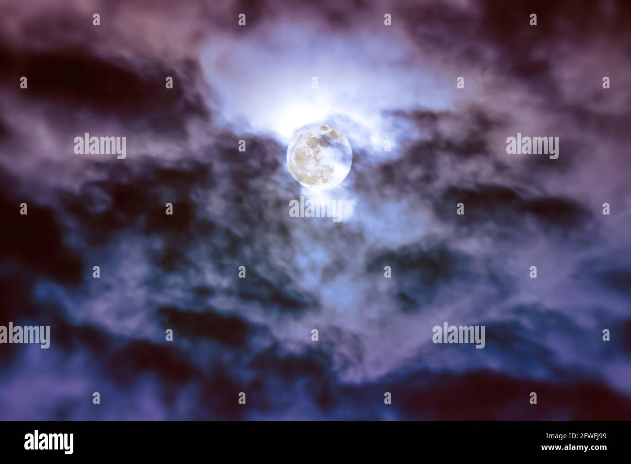 Bella foto di sfondo cielo notturno con nuvole e luna piena luminosa con lucido. Cielo notturno con una bella luna piena dietro la nuvola. All'aperto Foto Stock
