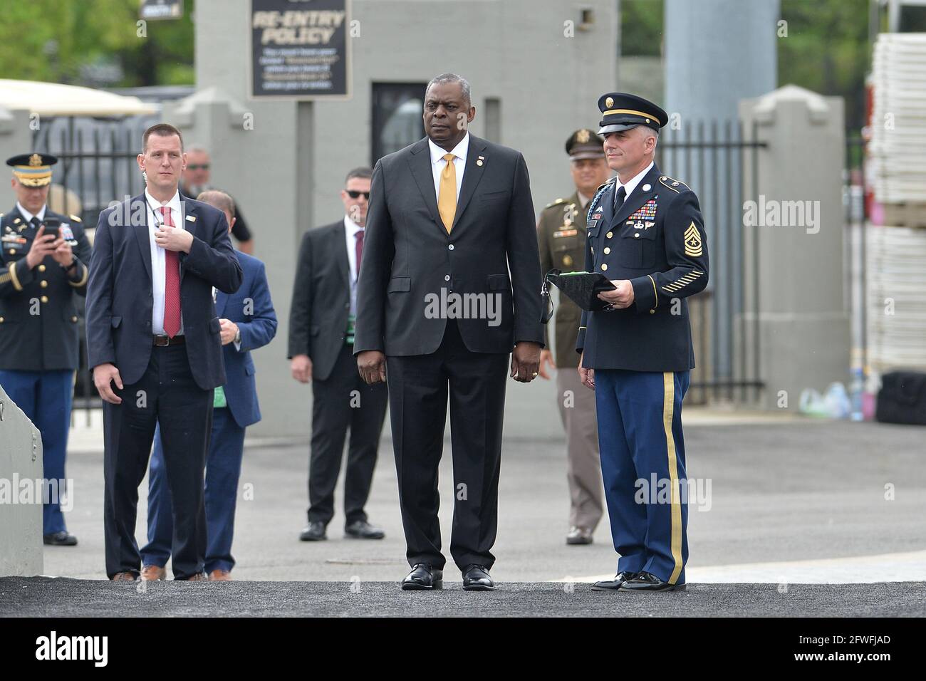 New York, Stati Uniti. 22 maggio 2021. Presidente di apertura Segretario della Difesa, Generale Ret., Lloyd J. Austin III (c) arriva alla cerimonia di laurea West Point 2021 dell'Accademia militare degli Stati Uniti, tenutasi a Michie Stadium, West Point, NY, 22 maggio 2021. (Foto di Anthony Behar/Sipa USA) Credit: Sipa USA/Alamy Live News Foto Stock