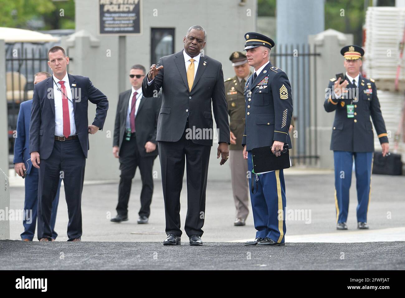 New York, Stati Uniti. 22 maggio 2021. Presidente di apertura Segretario della Difesa, Generale Ret., Lloyd J. Austin III (c) arriva alla cerimonia di laurea West Point 2021 dell'Accademia militare degli Stati Uniti, tenutasi a Michie Stadium, West Point, NY, 22 maggio 2021. (Foto di Anthony Behar/Sipa USA) Credit: Sipa USA/Alamy Live News Foto Stock