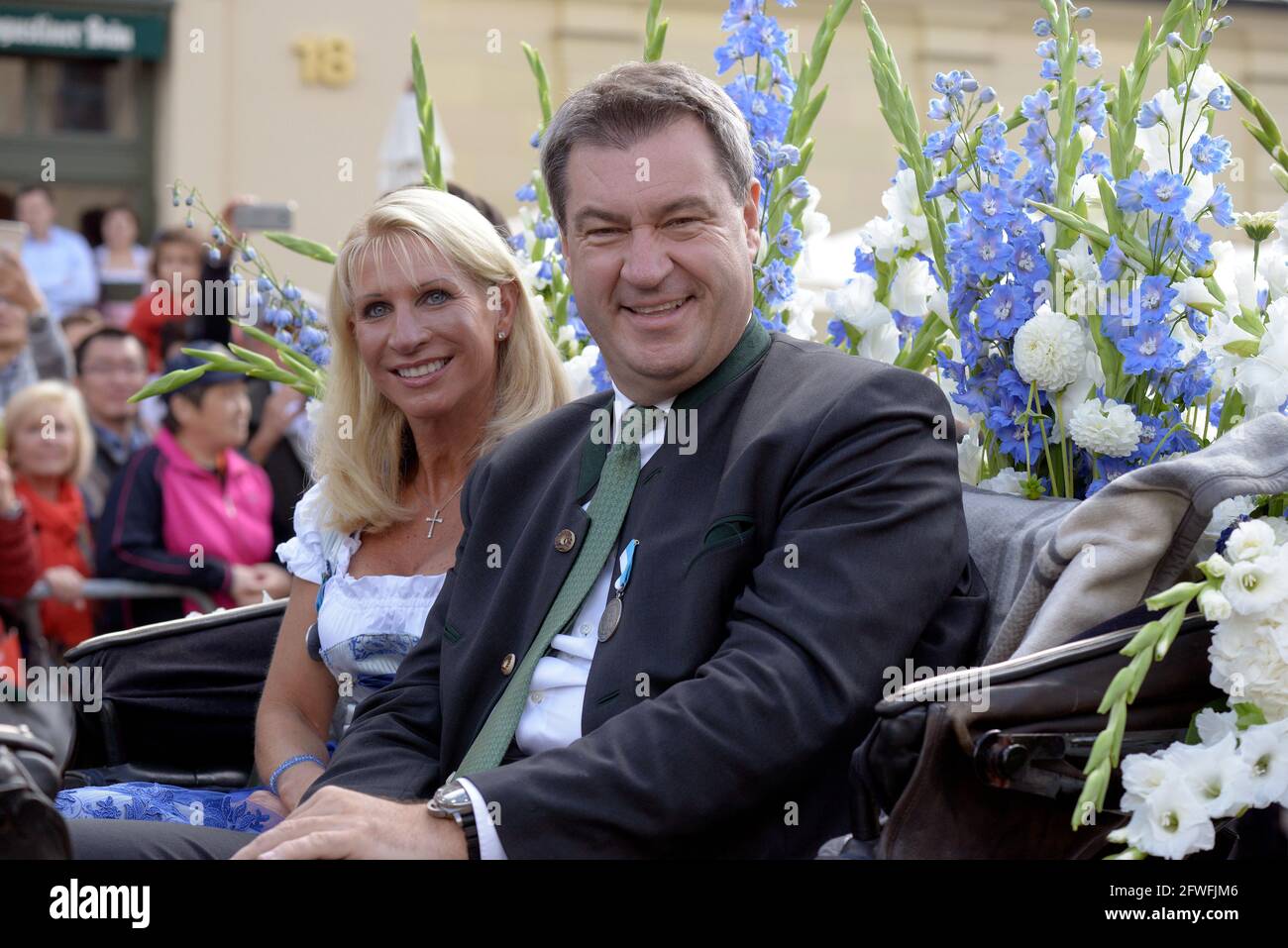Il Premier bavarese Markus Söder e sua moglie Karin prendono parte al Costume tradizionale di Monaco e alla sfilata degli Hunter all'Oktoberfest di Monaco Foto Stock