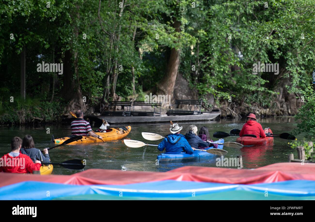 22 maggio 2021, Brandeburgo, Lübbenau: Le barche a pale navigano su un fiume (braccio d'acqua) nello Spreewald. Foto: Christophe Gateau/dpa Foto Stock