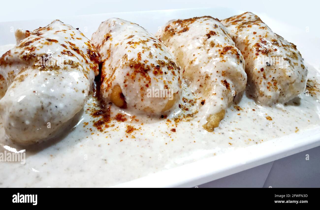 Dahi vada o bhalla è un tipo di chaat originario dell'India e popolare in tutta l'Asia meridionale. È preparato immergendo i vadas in dahi o spesso Foto Stock