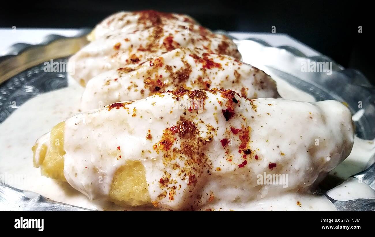 Dahi vada o bhalla è un tipo di chaat originario dell'India e popolare in tutta l'Asia meridionale. È preparato immergendo i vadas in dahi o spesso Foto Stock