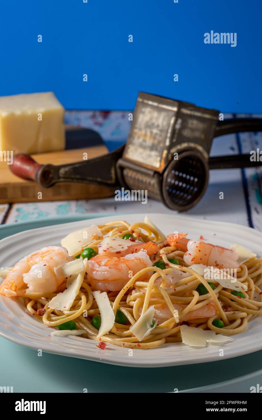 Spaghetti di frumento con gamberetti e piselli. Foto Stock