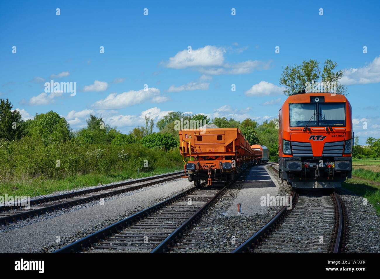 Vista di un cargo train parcheggiato con due locomotive e numerosi carri merci a Harthaus, Germering, Fürstenfeldbruck. Foto Stock