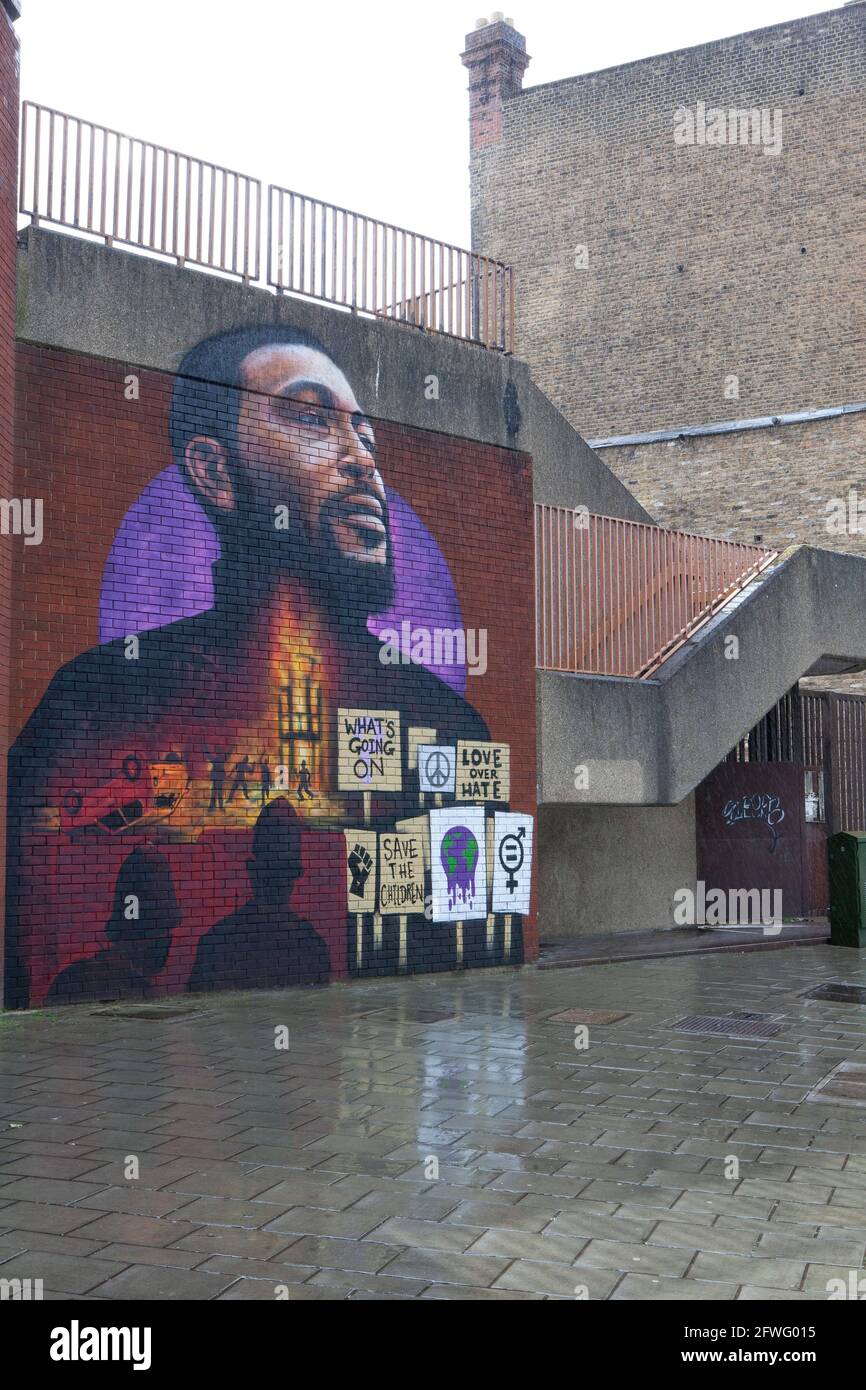 Londra, Regno Unito, 22 maggio 2021: L'artista Dreph (Neequaye Dreph Dsane) ha dipinto un murale di Marvin Gaye a Brixton, che fa anche riferimento alle rivolte di Brixton del 1981. Commissionato da Universal Music Group, il murale ricorda il 50° anniversario di questa settimana dell'uscita dell'iconico album di Gaye "What's Going on". Quest'anno ricorre anche il 40° anniversario delle rivolte di Brixton, iniziate in protesta contro la violenza della polizia. La posizione su Canterbury Crescent è vicino agli ex uffici del Lambeth Council all'International House e a pochi metri dalla stazione di polizia di Brixton. Anna Watson/al Foto Stock