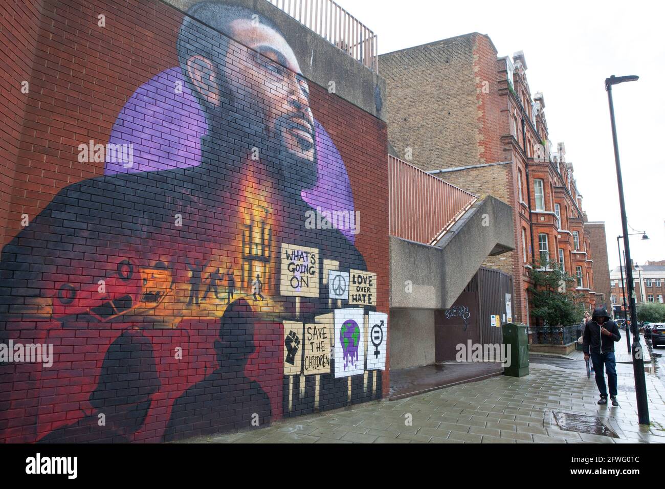 Londra, Regno Unito, 22 maggio 2021: L'artista Dreph (Neequaye Dreph Dsane) ha dipinto un murale di Marvin Gaye a Brixton, che fa anche riferimento alle rivolte di Brixton del 1981. Commissionato da Universal Music Group, il murale ricorda il 50° anniversario di questa settimana dell'uscita dell'iconico album di Gaye "What's Going on". Quest'anno ricorre anche il 40° anniversario delle rivolte di Brixton, iniziate in protesta contro la violenza della polizia. La posizione su Canterbury Crescent è vicino agli ex uffici del Lambeth Council all'International House e a pochi metri dalla stazione di polizia di Brixton. Anna Watson/al Foto Stock