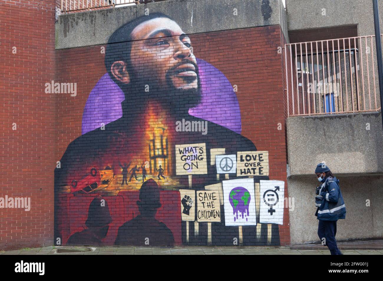 Londra, Regno Unito, 22 maggio 2021: L'artista Dreph (Neequaye Dreph Dsane) ha dipinto un murale di Marvin Gaye a Brixton, che fa anche riferimento alle rivolte di Brixton del 1981. Commissionato da Universal Music Group, il murale ricorda il 50° anniversario di questa settimana dell'uscita dell'iconico album di Gaye "What's Going on". Quest'anno ricorre anche il 40° anniversario delle rivolte di Brixton, iniziate in protesta contro la violenza della polizia. La posizione su Canterbury Crescent è vicino agli ex uffici del Lambeth Council all'International House e a pochi metri dalla stazione di polizia di Brixton. Anna Watson/al Foto Stock