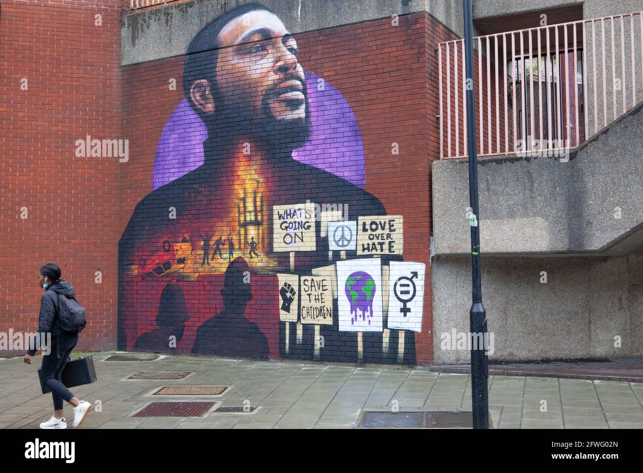 Londra, Regno Unito, 22 maggio 2021: L'artista Dreph (Neequaye Dreph Dsane) ha dipinto un murale di Marvin Gaye a Brixton, che fa anche riferimento alle rivolte di Brixton del 1981. Commissionato da Universal Music Group, il murale ricorda il 50° anniversario di questa settimana dell'uscita dell'iconico album di Gaye "What's Going on". Quest'anno ricorre anche il 40° anniversario delle rivolte di Brixton, iniziate in protesta contro la violenza della polizia. La posizione su Canterbury Crescent è vicino agli ex uffici del Lambeth Council all'International House e a pochi metri dalla stazione di polizia di Brixton. Anna Watson/al Foto Stock