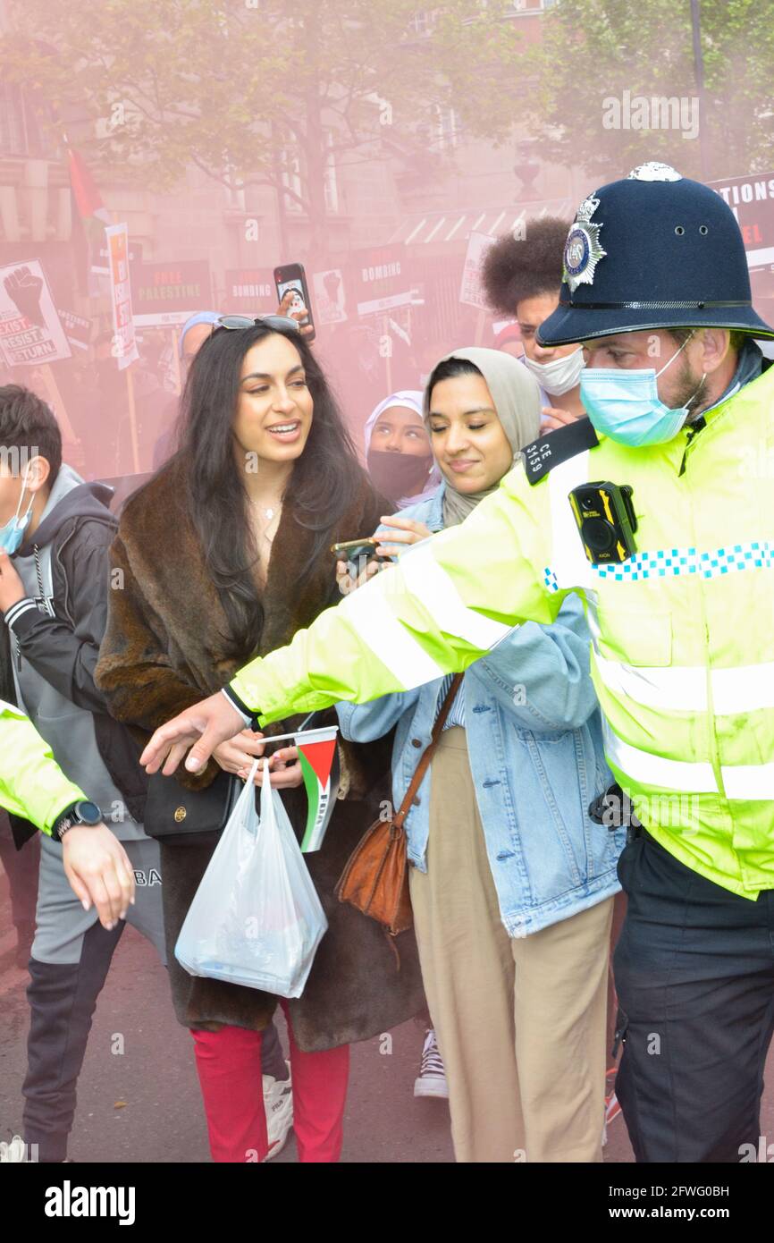 Attivisti e sostenitori pro-palestinesi si riuniscono a Londra a sostegno della causa palestinese mentre la violenza e le tensioni si intensiscono nel conflitto in corso con Israele. Foto Stock