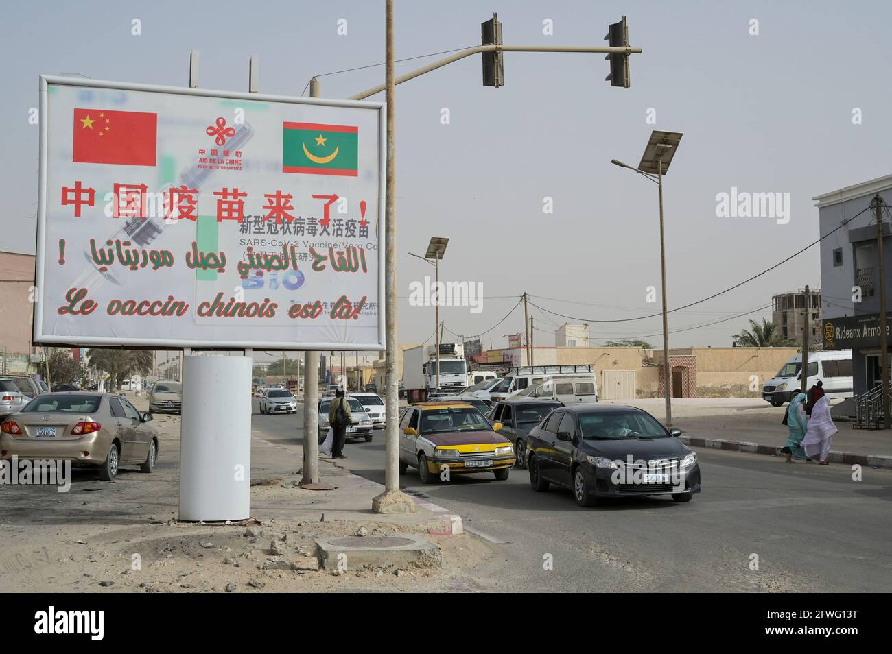 MAURITANIA, Nouakchott, Corona pandemic, cartellone per il vaccino cinese COVID-19 CoronaVac della società farmaceutica cinese Sinovac Biotech / MAURETANIEN, Nuakschott, Corona Pandemie, Plakatwerbung fuer chinesischen Corona Impfstoff Sinovac gegen Covid-19 Foto Stock