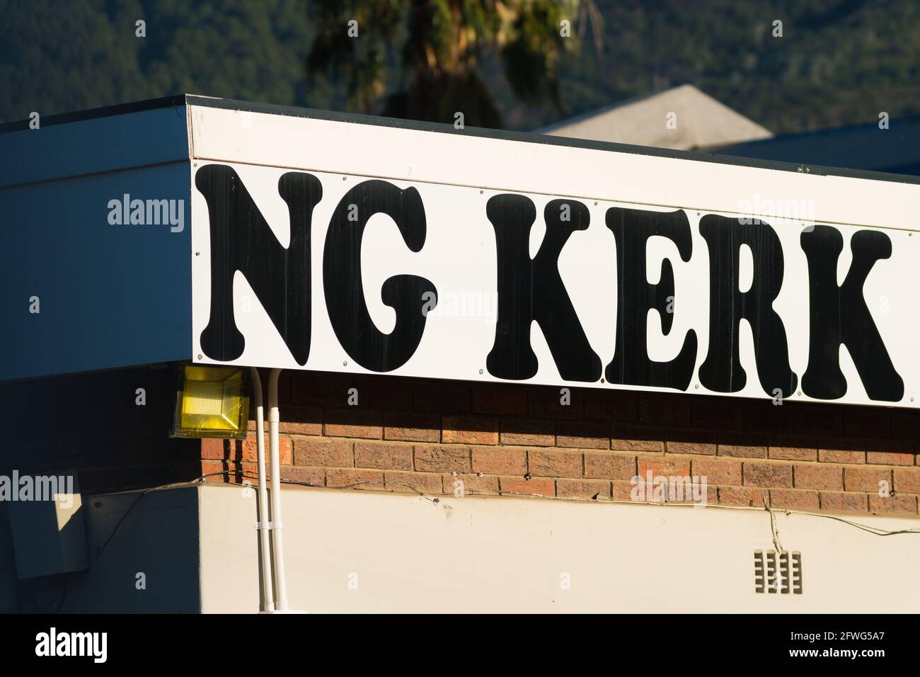 N G Kerk segno e banner su un concetto di costruzione Religione sudafricana nella cultura Afrikaana Foto Stock